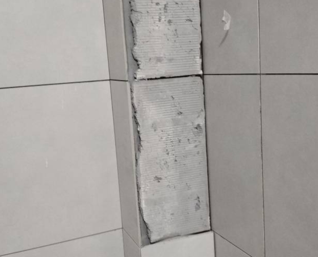 淮北市瓷砖空鼓维修公司分享下瓷砖施工前基层浇水润湿程度不足，可能导致以下问题